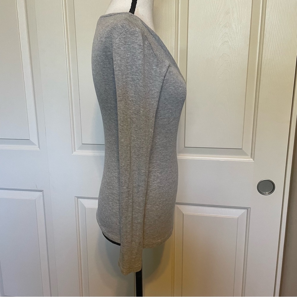 Venus Top Women’s Size Small Gray V-Neck Long Sleeve Ribbed EUC - Picture 4 of 9